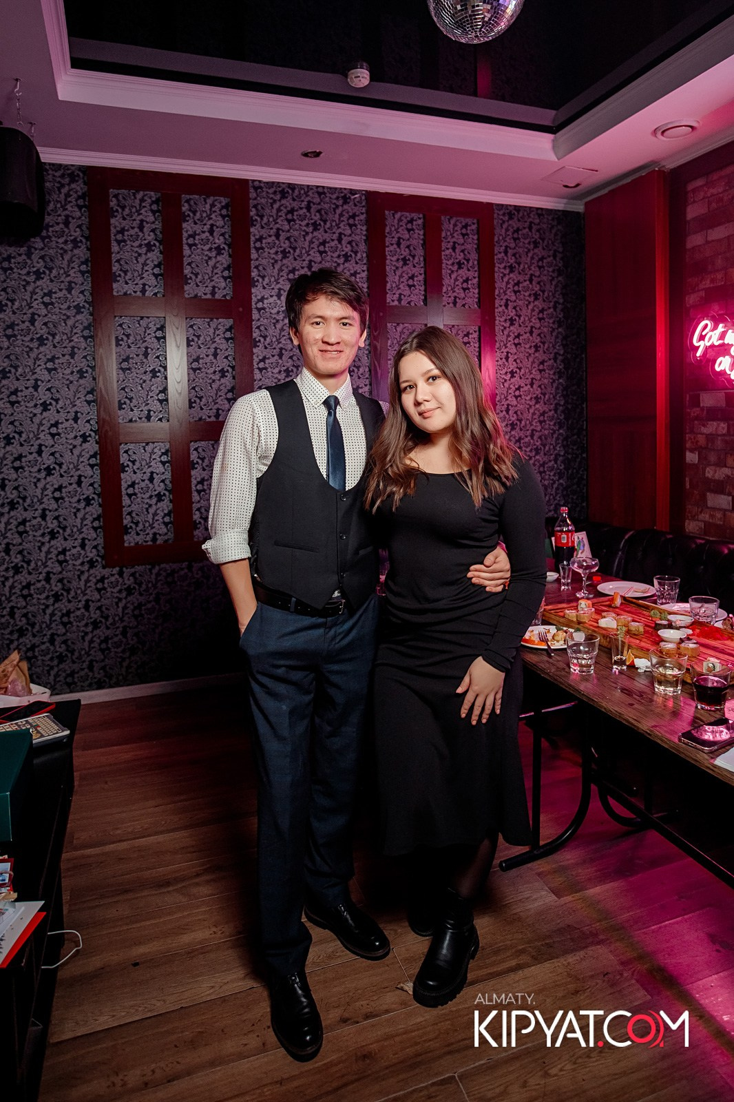 КАРАОКЕ-БАР РОЯЛЬ НА НУРМАКОВА. КИПЯТКОМ АЛМАТЫ!