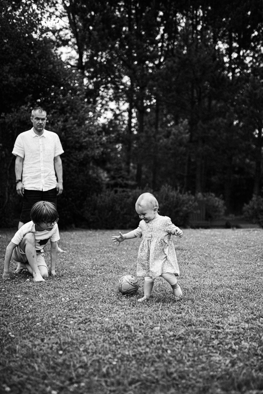 Коля, Ксюша, Саша, Андрей, Кира и бабушки | на даче