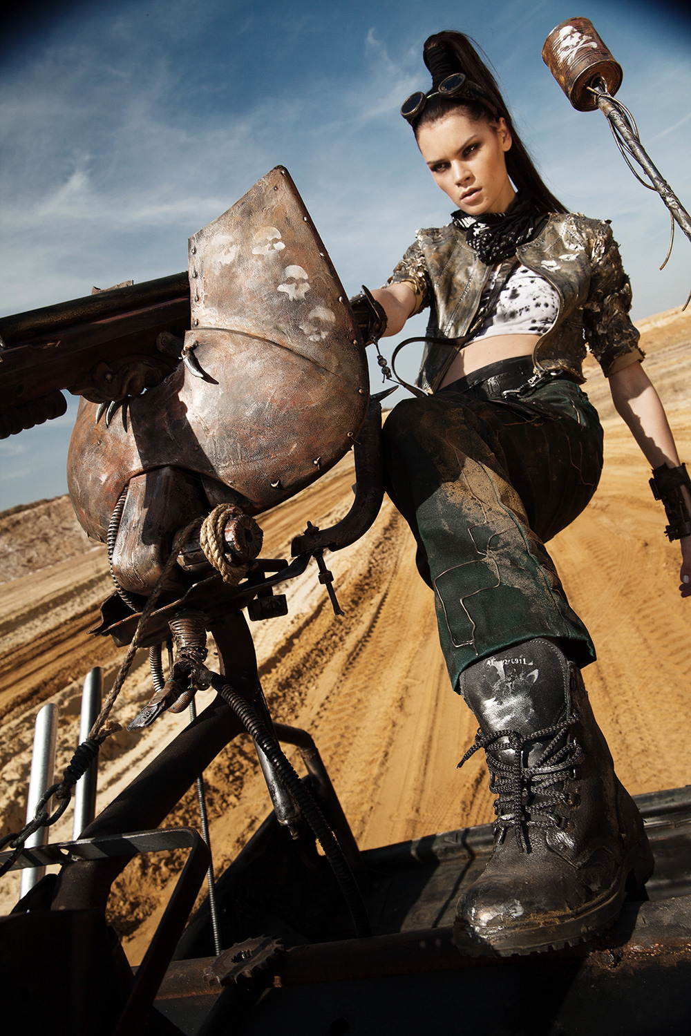 Съемка перед выходом игры  "MAD MAX", использовались костюмы и  машина которые затем  появились на стенде  игры.