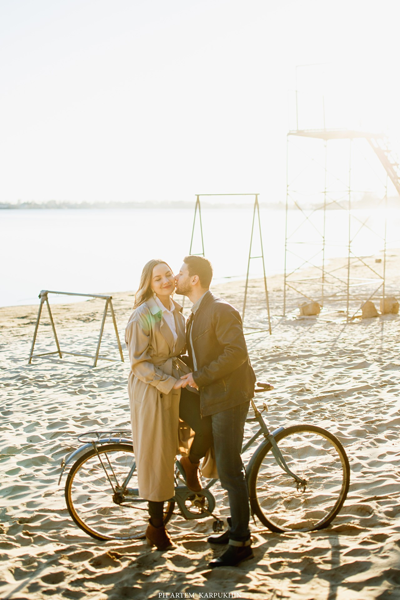 Оля и Женя. Холодный пляж. Фотограф городских и семейных событий Артем Карпухин