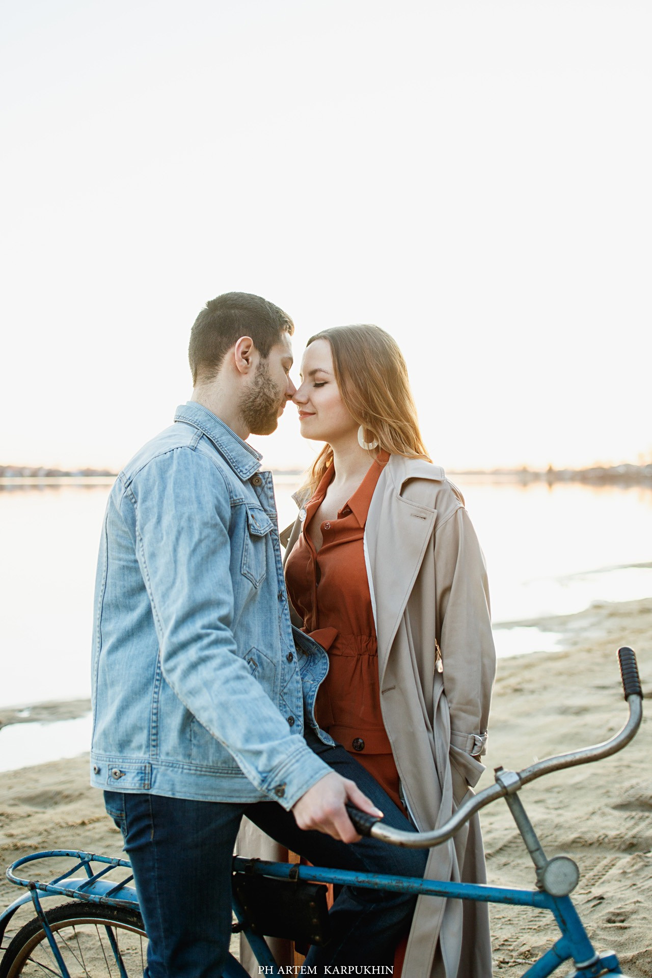 Оля и Женя. Холодный пляж. Фотограф городских и семейных событий Артем Карпухин