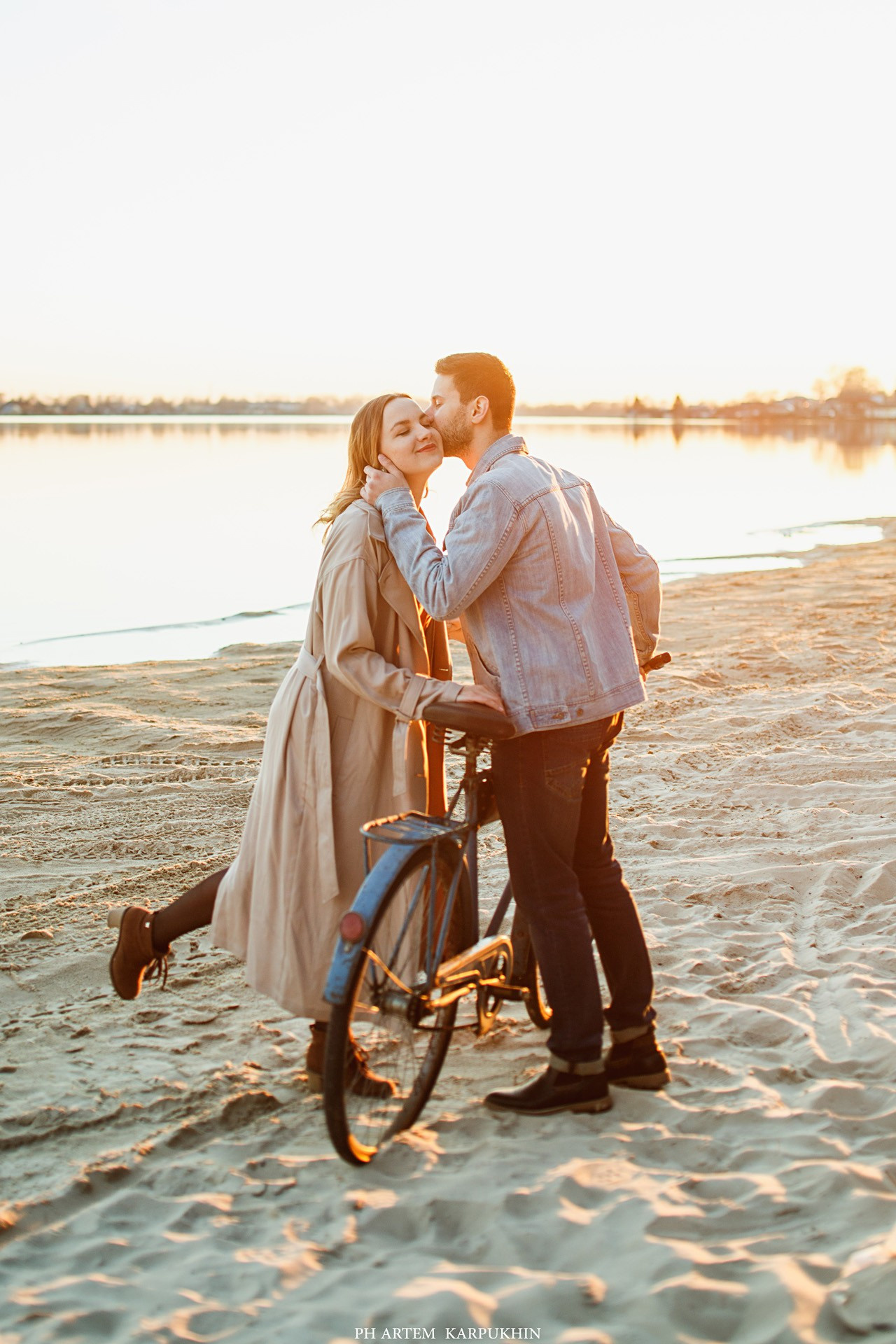 Оля и Женя. Холодный пляж. Фотограф городских и семейных событий Артем Карпухин
