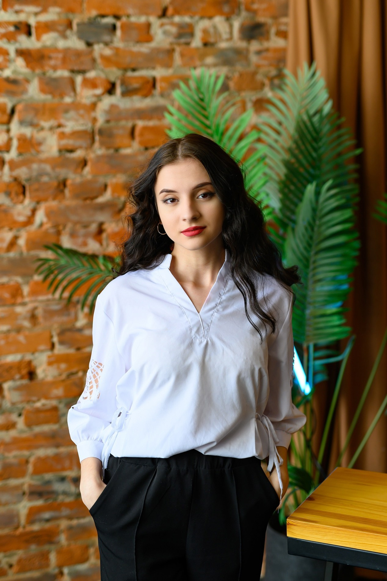 девушка в рубашке