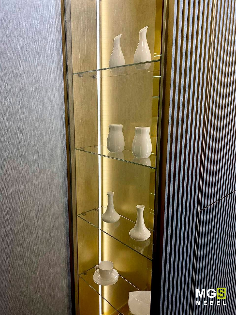Кухонная мебель со стеклянными полками и подсветкой
