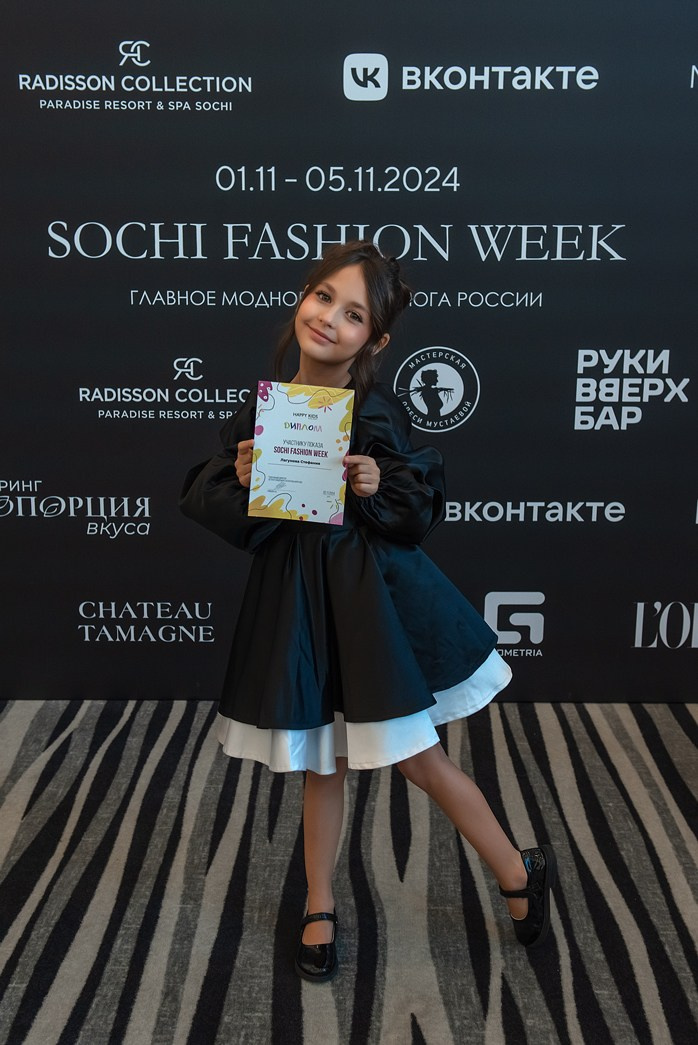 SochiFashionWeek2024 дизайнер Юлия Крылова. Семейный и коммерческий фотограф в Сочи Александр Бодунов
