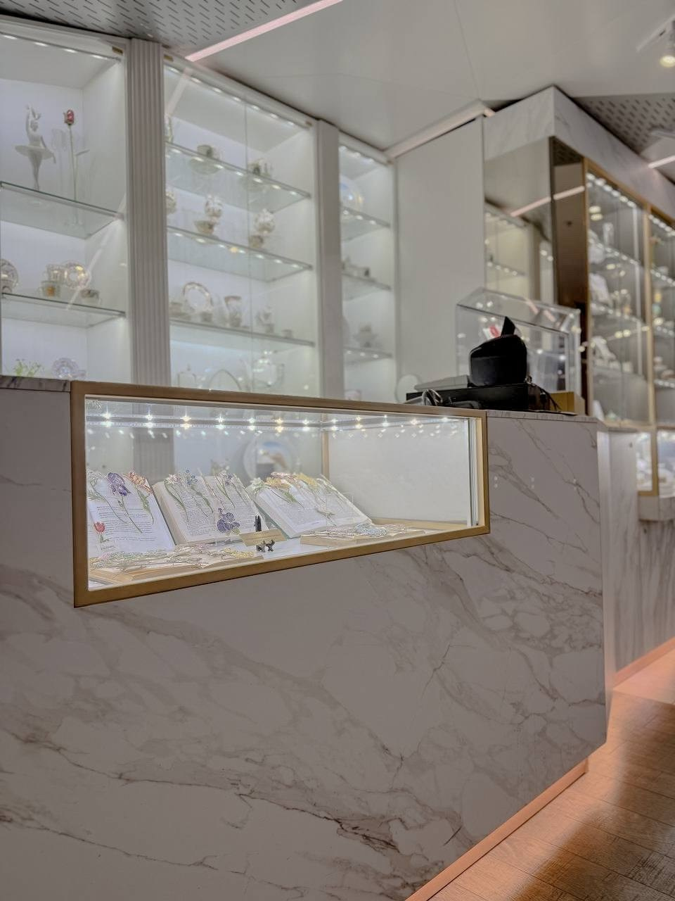 Ювелирная стойка Бизнес зал, аэропорт Пулково, СПБ. Davvero