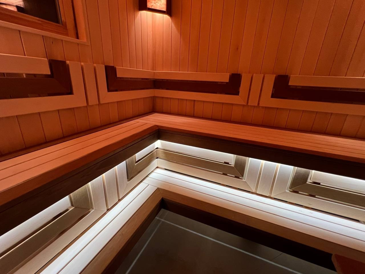 Баня в Грузино — сочетание липы и термоосины в свете диодов и солевых ламп, строгие линии и тёплая атмосфера. SaunaTopMasters