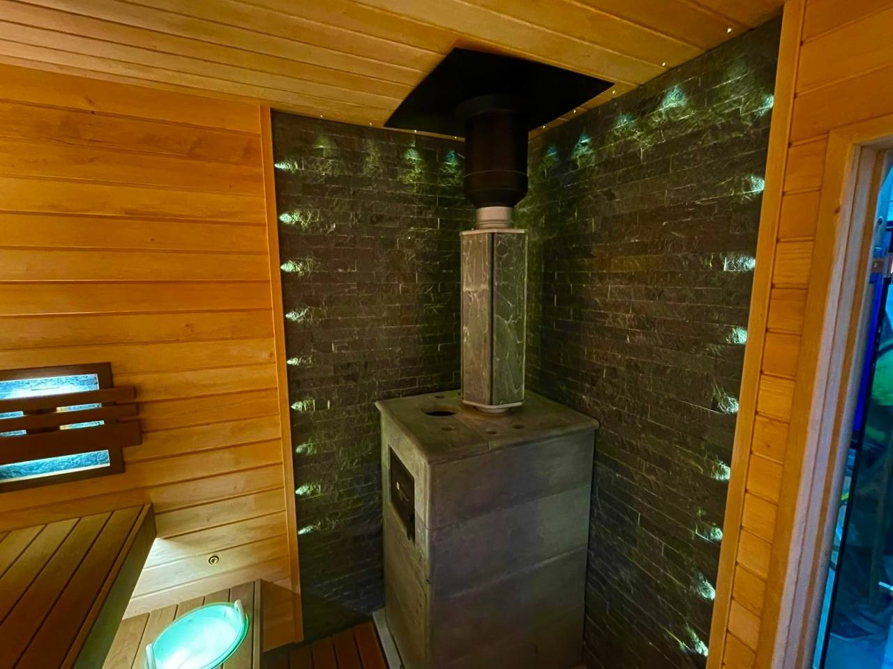 Парная в Манушкино по проекту MBSaun: гармония гималайской соли и натурального камня за подспинниками создаёт особую атмосферу уюта. SaunaTopMasters