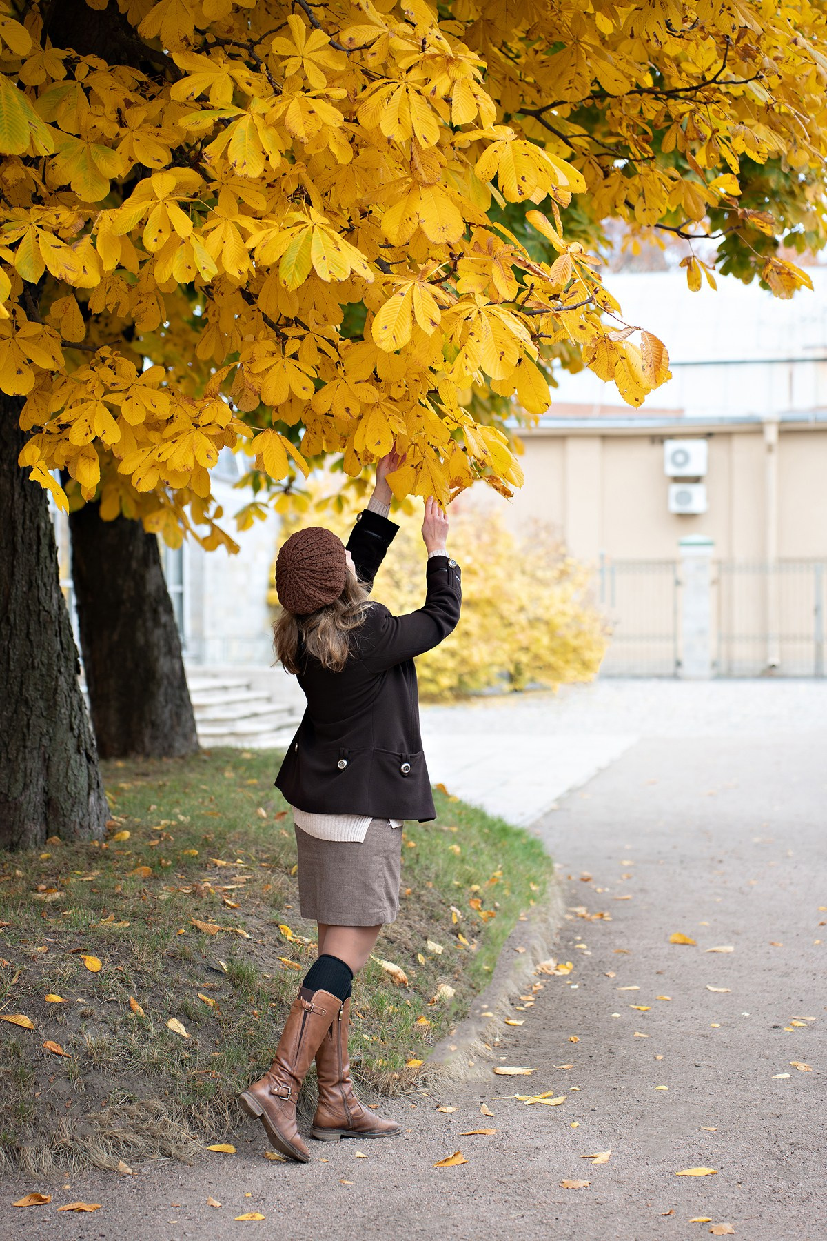 Кистью и листьями. Художник Анна Пятковская. Фотограф Мария Ковкова