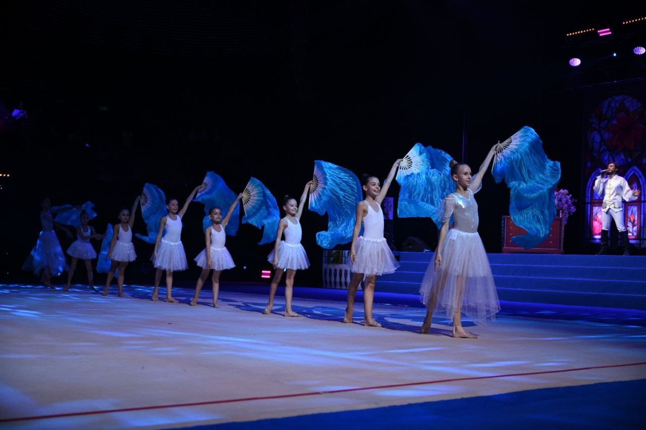 С 24 по 28 октября 2023 года во Дворце гимнастики ИриныВинер-Усмановой состоялся традиционный праздник гимнастики: XII Московскийоткрытый Фестиваль — номинация «Звездные дети».В фестивале приняли участие дети, занимающиеся спортом,вокалом, цирковым, танцевальным, эстрадным и другими видами искусства,обучающиеся в общеобразовательных организациях, организациях дополнительногообразования.Фестивальпроводился по следующим основным номинациям: Искусствогимнастики; Спорт имузыка; Гармониямузыки и движения;Краскиголоса и ритма;Мир образа в движении.Оценивали выступления номинантов Жюри Фестиваля, в составкоторого входили известные российские спортсмены, тренеры, авторитетныеспециалисты в области гимнастики, культуры, музыкального, хореографического ициркового искусства, общественные деятели.По итогам финального этапа были определены ЛауреатыФестиваля и отобраны лучшие коллективы и сольные исполнители для участия в Гала— спектакле Фестиваля-номинации «Звездные дети».Сценарий Гала — спектакля основан на сказочной истории«Хрустальный башмачок». В Гала — спектакле на одной сцене с детьми принялиучастие известные российские спортсмены, артисты театра, певцы и, конечно,номинанты и лауреаты Фестиваля.Директор нашего клуба Свирина Анна Викторовна принялаучастие в гала концерте и сыграла одну из главных ролей в спектакле. Так же вконцерте приняли участие девочки из наших филиалов с профессиональнопоставленным номером под руководством Екатерины Викторовны Свириной и ИнныОлеговна Самойловой.Наш номер занял первое место по баллам жюри и завоевалзвание лауреата в номинации «Спорт и Музыка»! Очень гордимсявыступлением наших спортсменок! Спасибо большое всем девочкам за проявленноеусердие на репетициях, а родителям за поддержку!Во время подготовки к данному мероприятию две воспитанницынашего клуба стали на год мудрее и отметили своё День рождения прямо во Дворцегимнастики, не отрываясь от тренировочного процесса!Хотим поздравить девочек:Самойловой Веронике 27 октября исполнилось 7 лет,Пантелеевой Милане 28 октября исполнилось 10 лет.Хотим пожелать им крепкого здоровья, побольше детскогосчастья ну и конечно же новых побег на соревнованиях!!!