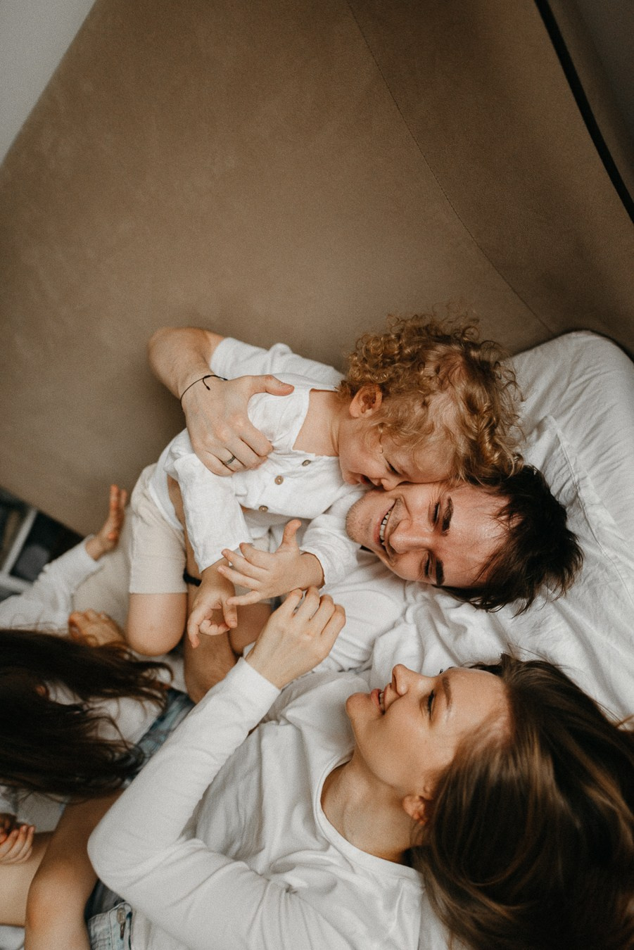 Костя, Яна, Кристина, Леон | дома