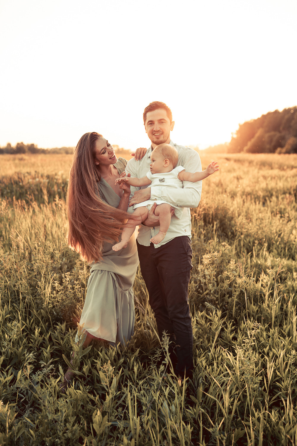Прогулка в поле. Фотограф Москва Семейные фотосессии Детские фотосессии