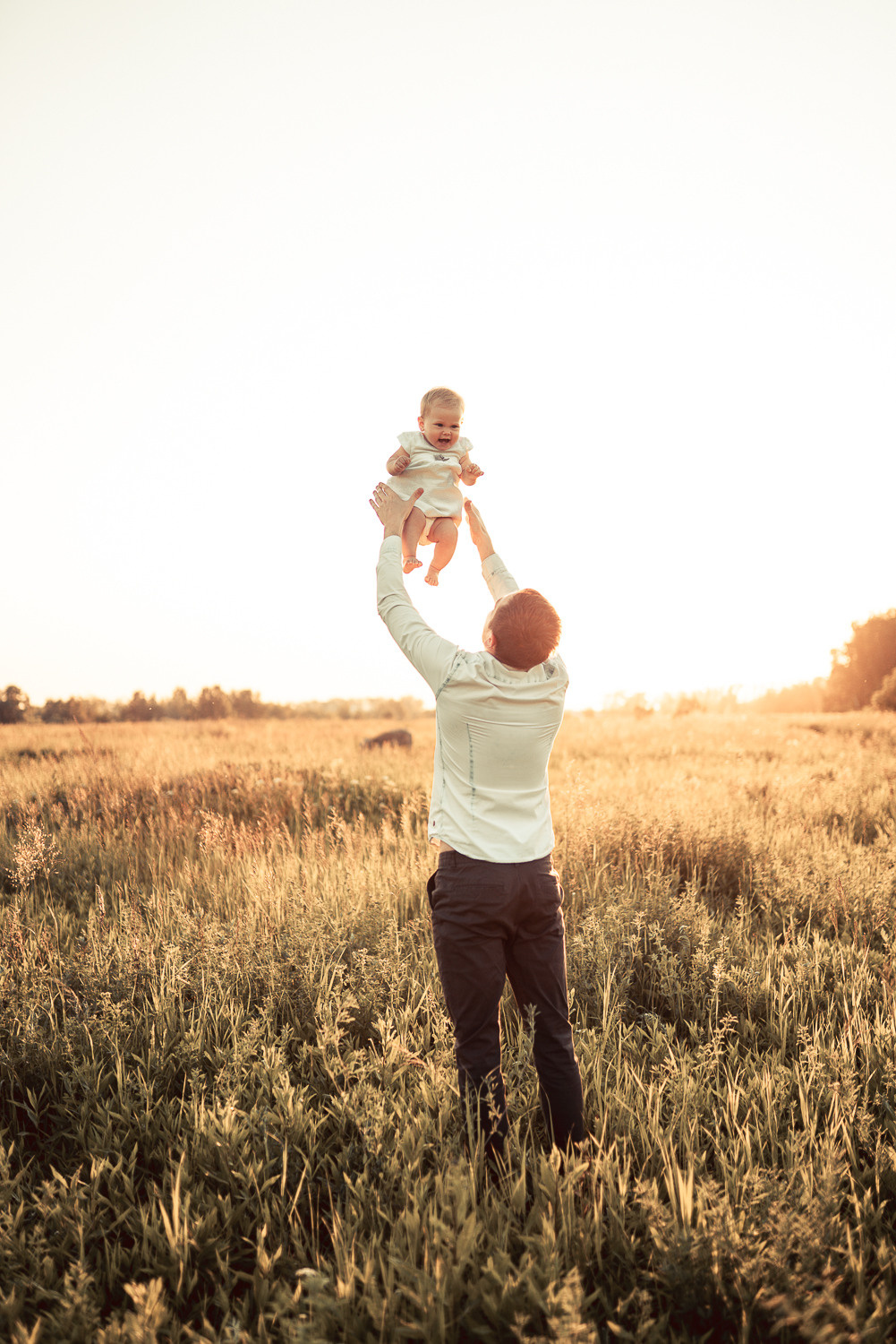 Прогулка в поле. Фотограф Москва Семейные фотосессии Детские фотосессии