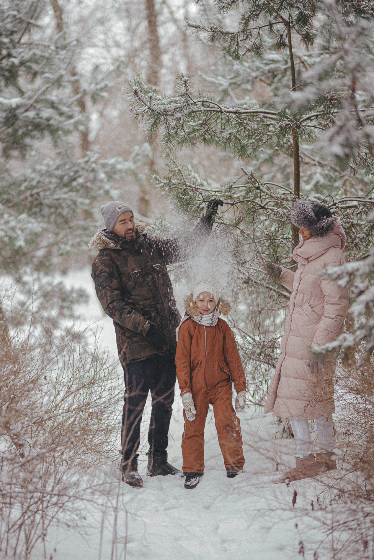 В зимнем лесу. Фотограф Москва Семейные фотосессии Детские фотосессии