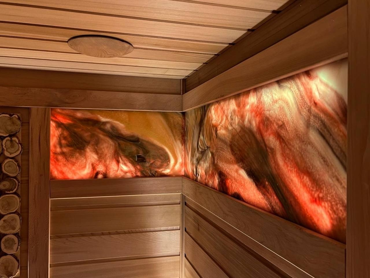 Баня в Сестрорецке, выполненная из кедра и абаша с ониксом, играющим цветом, создаёт тёплую и уютную атмосферу парения. SaunaTopMasters