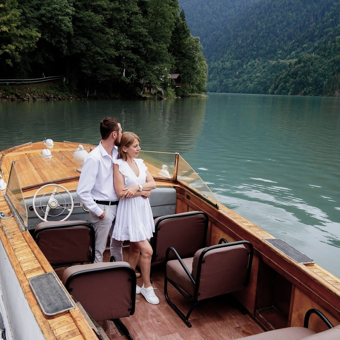 Авторские путешествия на красном кабриолете Lexus. Сочи, Адлер, Сириус, Красная Поляна, озеро Рица. Личный водитель и фотограф. Свадебный фотограф в Сочи и Адлере — Фотосессии на море и в горах | Виктор Рогулев