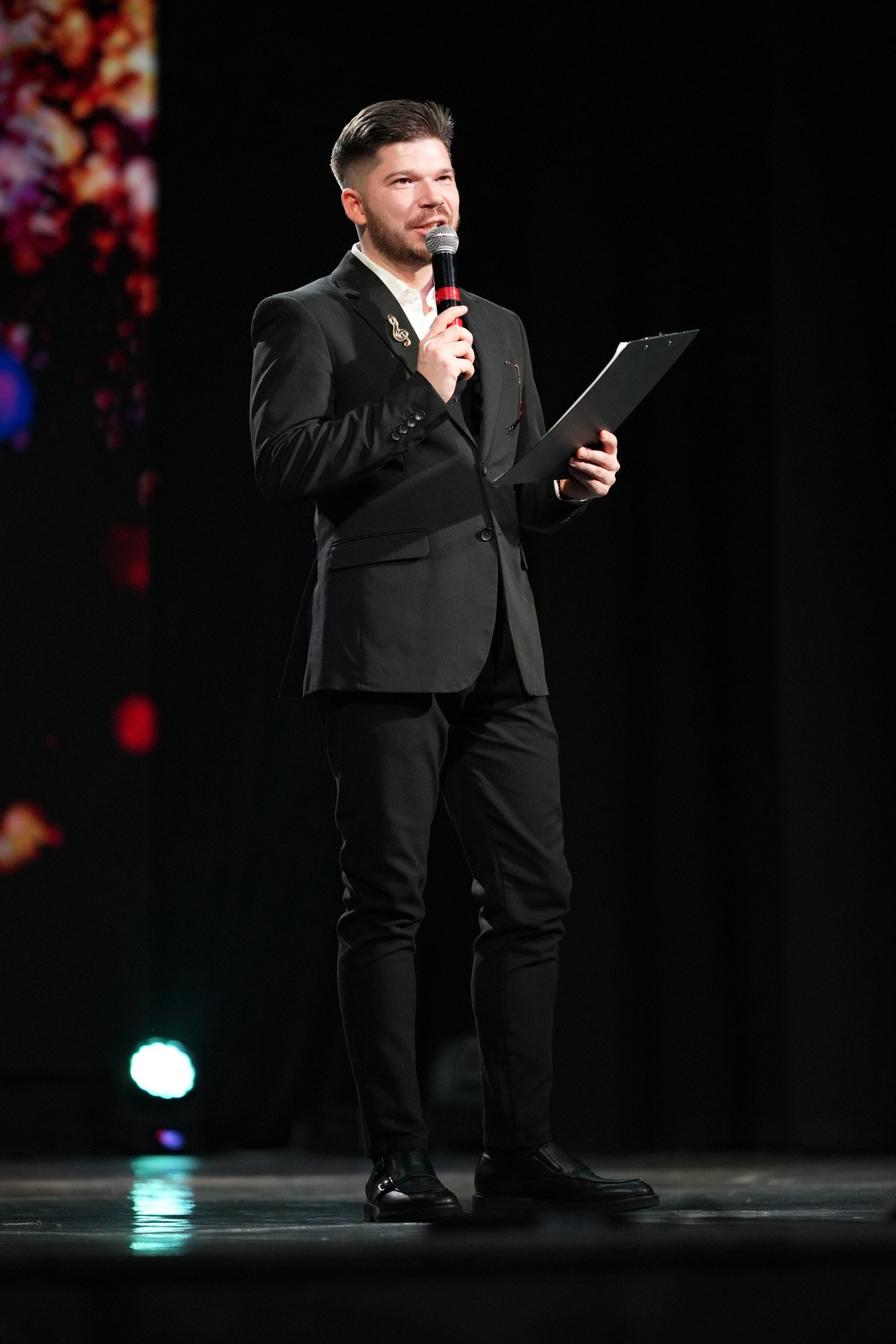Ведущий концерта с микрофоном, шоу на сцене, концертный фотограф
