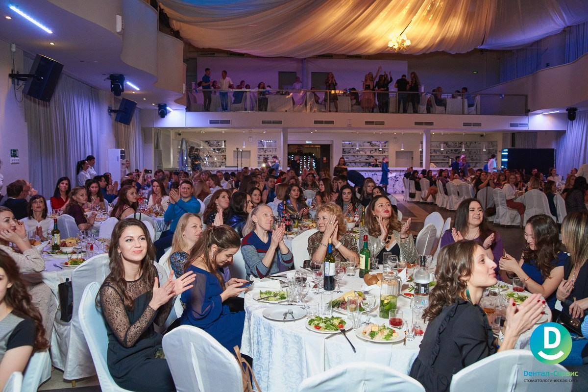 Новогодний корпоративный репортаж Дентал Сервис. Репортажный и женский фотограф в Новосибирске