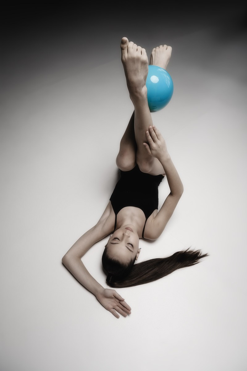 гимнастка с мячом топовый фотограф спортсменов