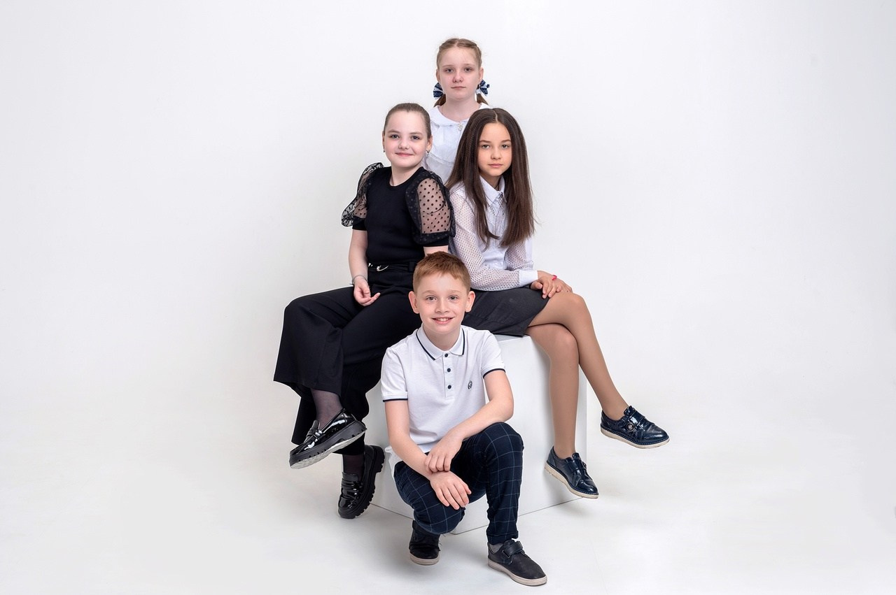 Дети позируют на фотосессии для 4 класса на выпускной альбом в начальной школе Челябинска.