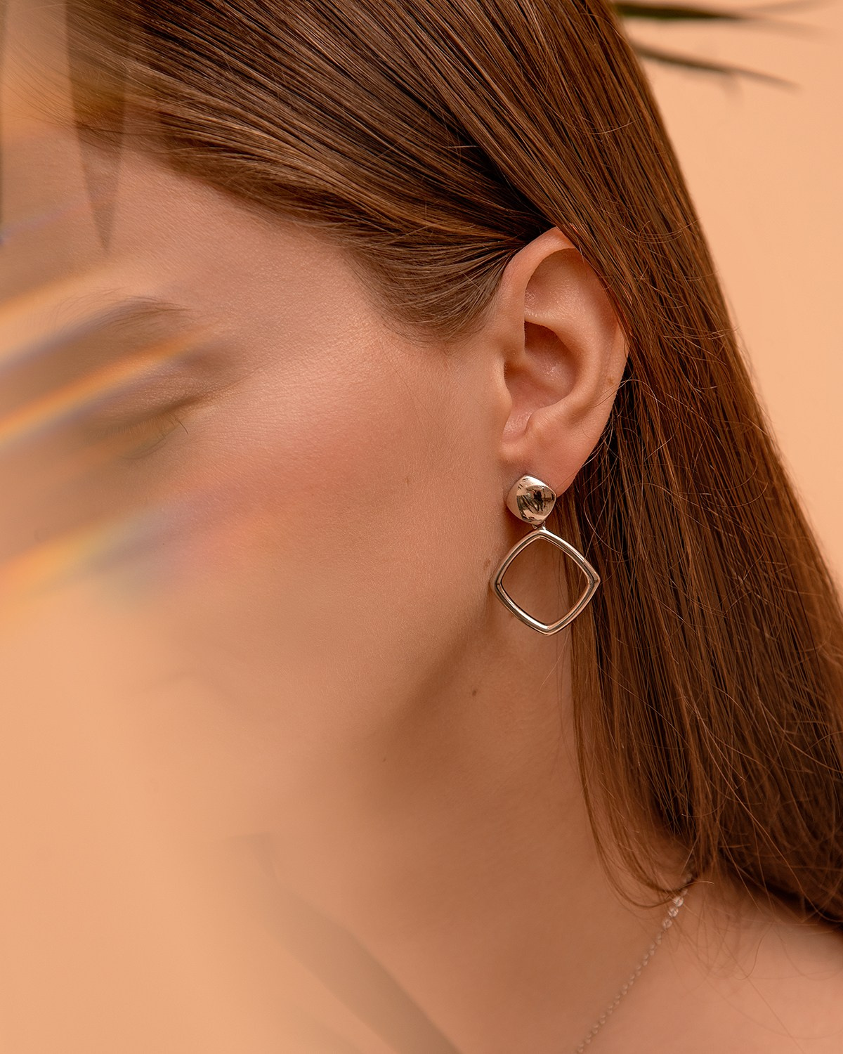 Фотосессия авторских украшений с моделью.