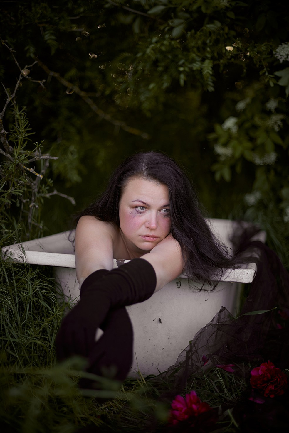 Фотограф в Москве. Креативное фото. Девушка в черном платье сидит в пустой ванне в лесу. Закат. 