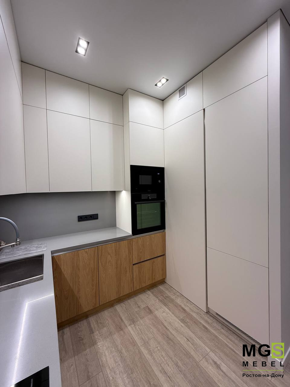 Встроенная кухня в светлом интерьере MGS мебель