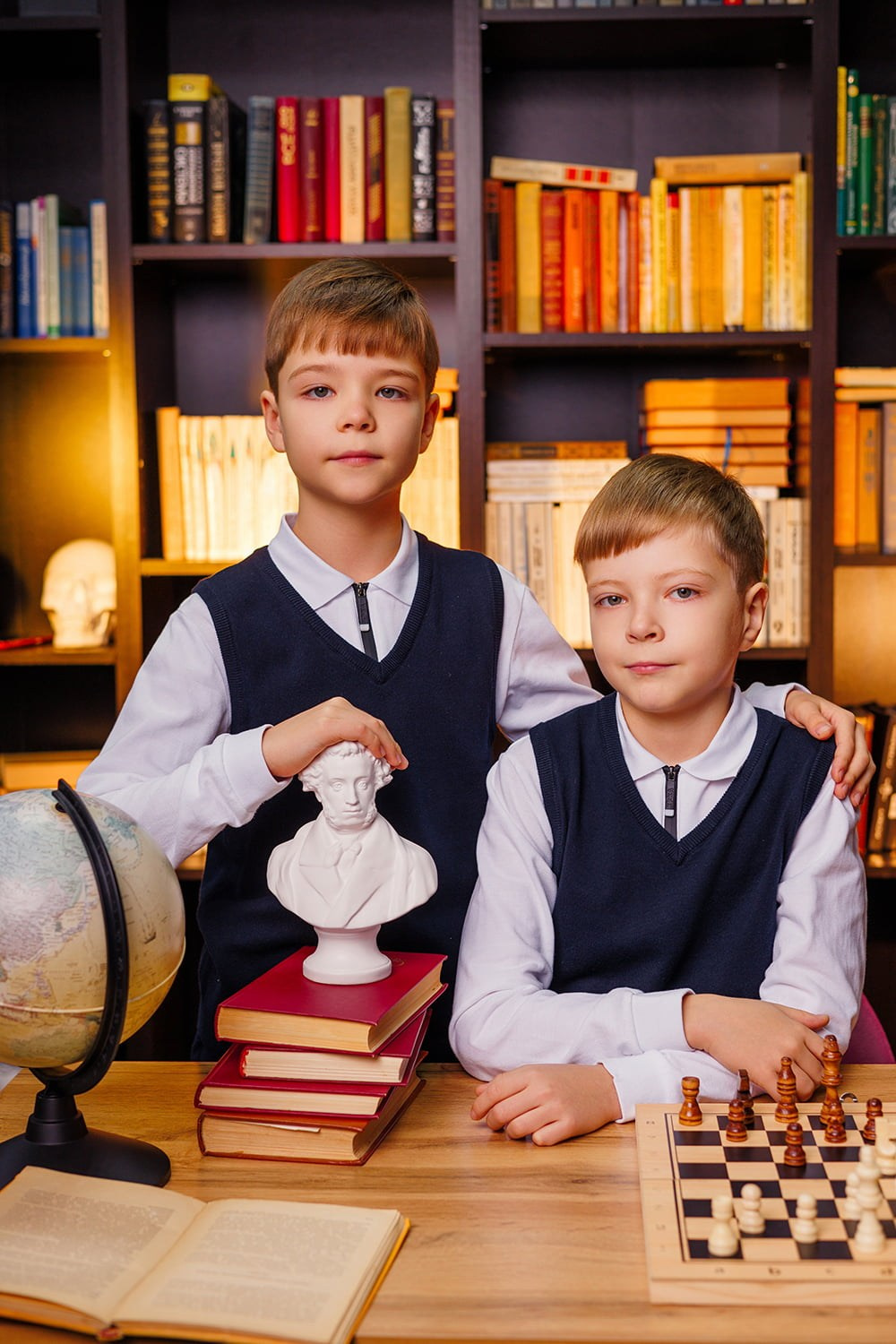 Выпускные альбомы 4 класса: яркие локации в студии. СИГМА | Студия выпускных альбомов Красноярск