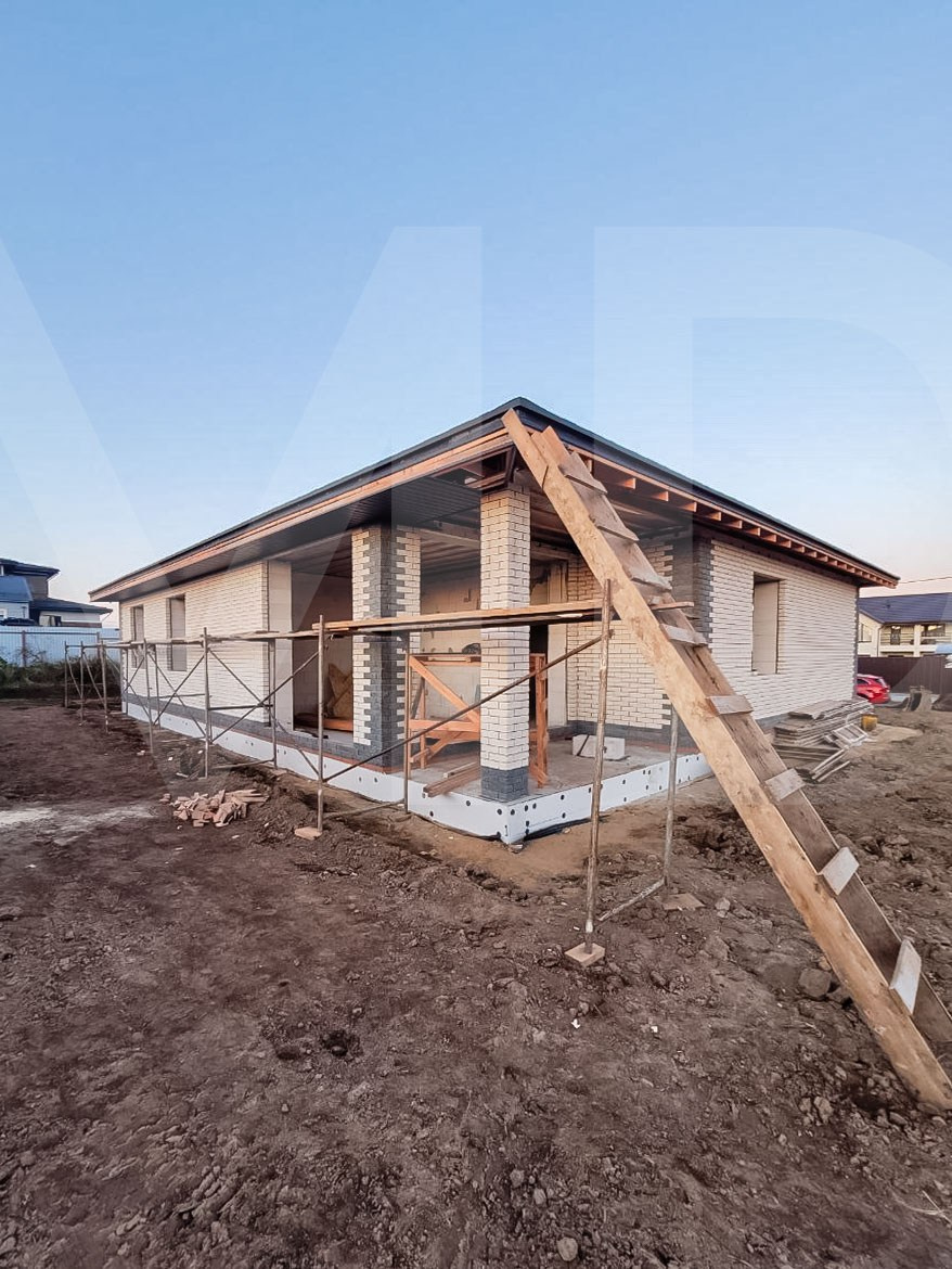 Фасад  — светлый, современный и функциональный. Облицовка кирпичом