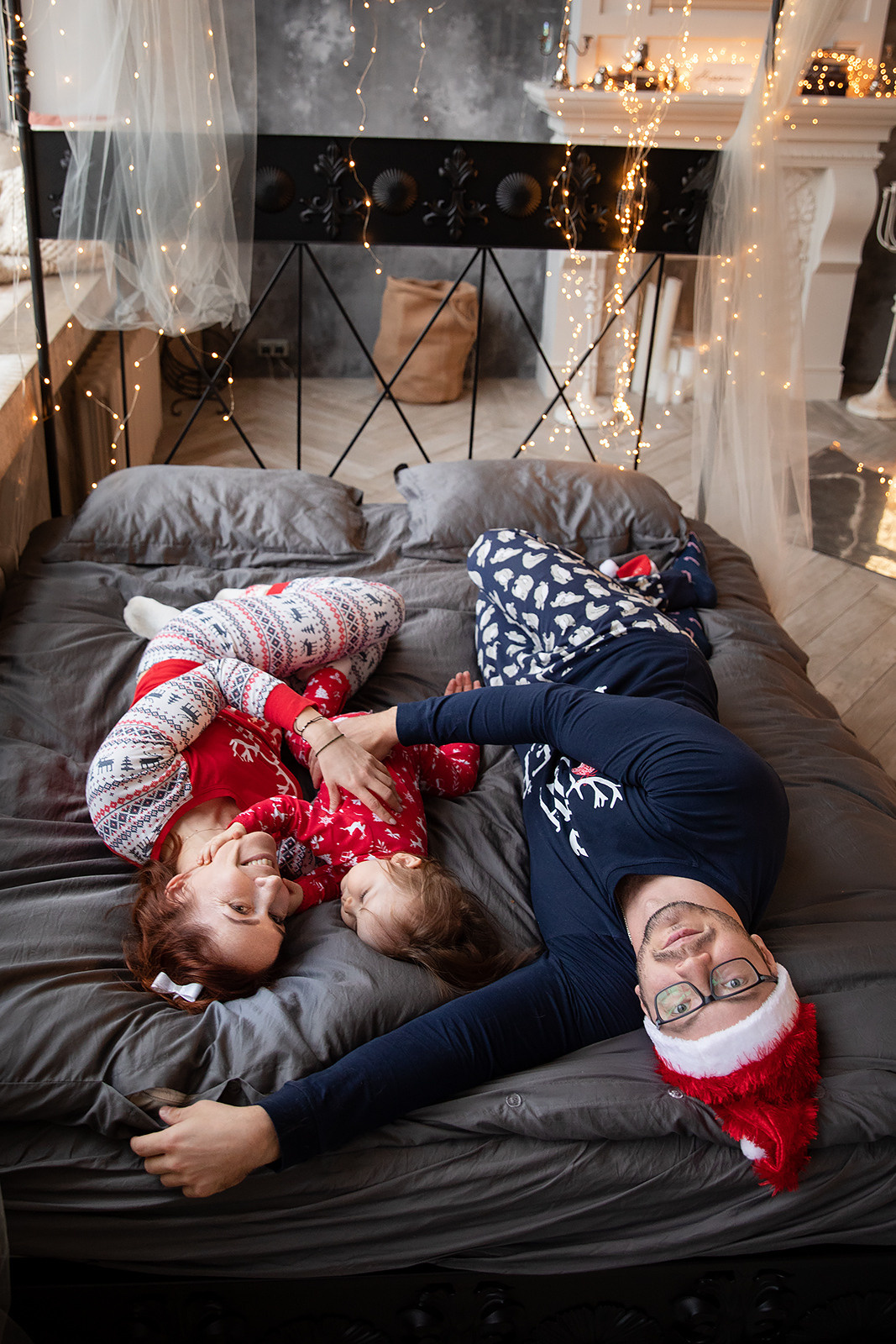 Иногда на семейной фотосессии можно и приятно провести время в мягкой кровати в обнимку с любимыми.