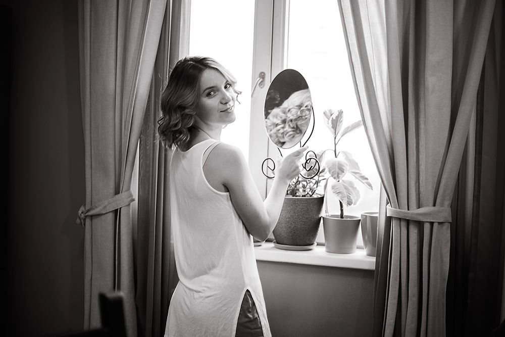 фотосессия сбора невесты и жениха у себя дома