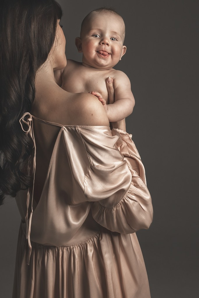фотосессия матери и ребенка, фотосессия материнства в Тамбове, фотосъемка в стиле минимализм и без одежды матери и ребенка в фотостудии, фото мамы и малыша, портрет материнской любви, поцелуй матери, красивое фото матери и ребенка, объятия матери, мамины руки на фото, фотография красивой женщины с ребенком на руках, фотосессия семейная в Тамбове, детская и семейная фотосессия , мама и ребенок на темном фоне в фотостудии, ребенок на руках у мамы, красивое платье на фотографии матери и ребенка, красивое материнство