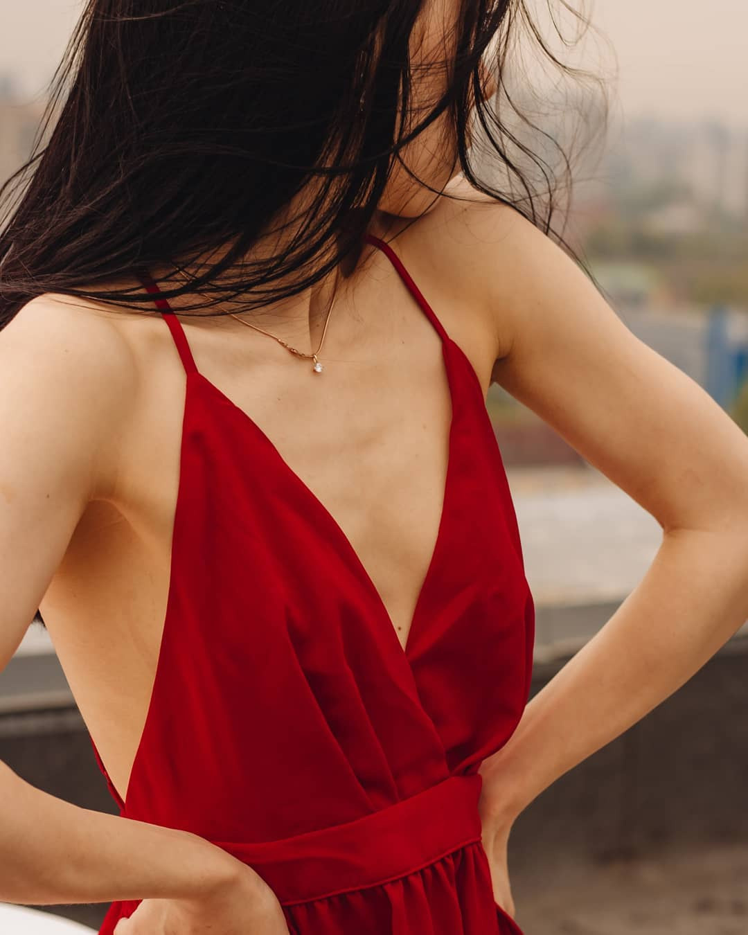 Девушка в красном. Крыша. Фотограф Мария Новоселова. Сургут