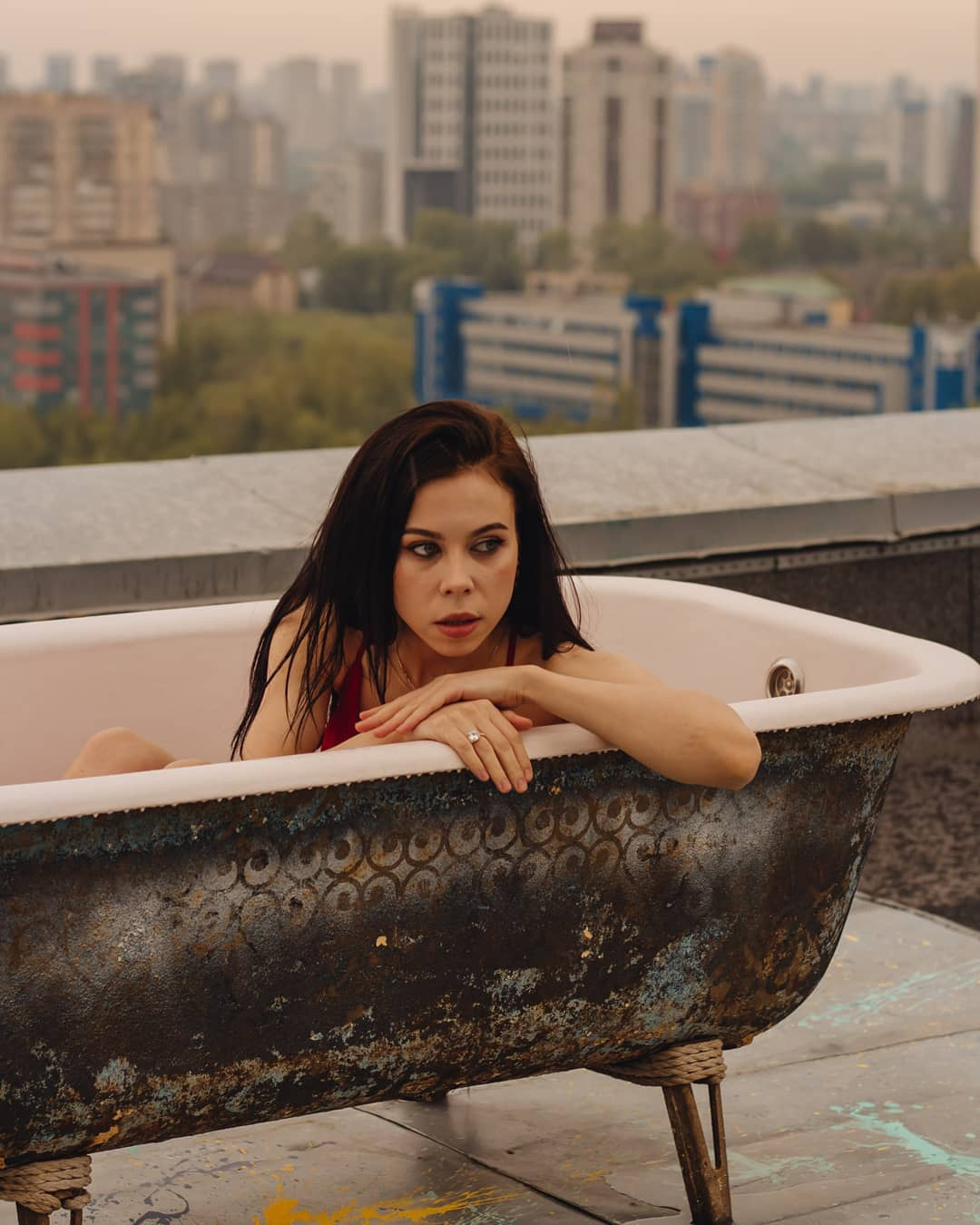 Девушка в красном. Крыша. Фотограф Мария Новоселова. Сургут