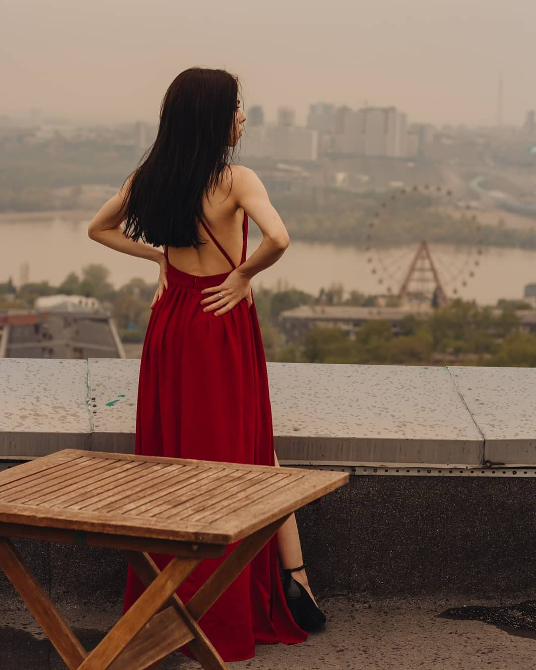 Девушка в красном. Крыша. Фотограф Мария Новоселова. Сургут