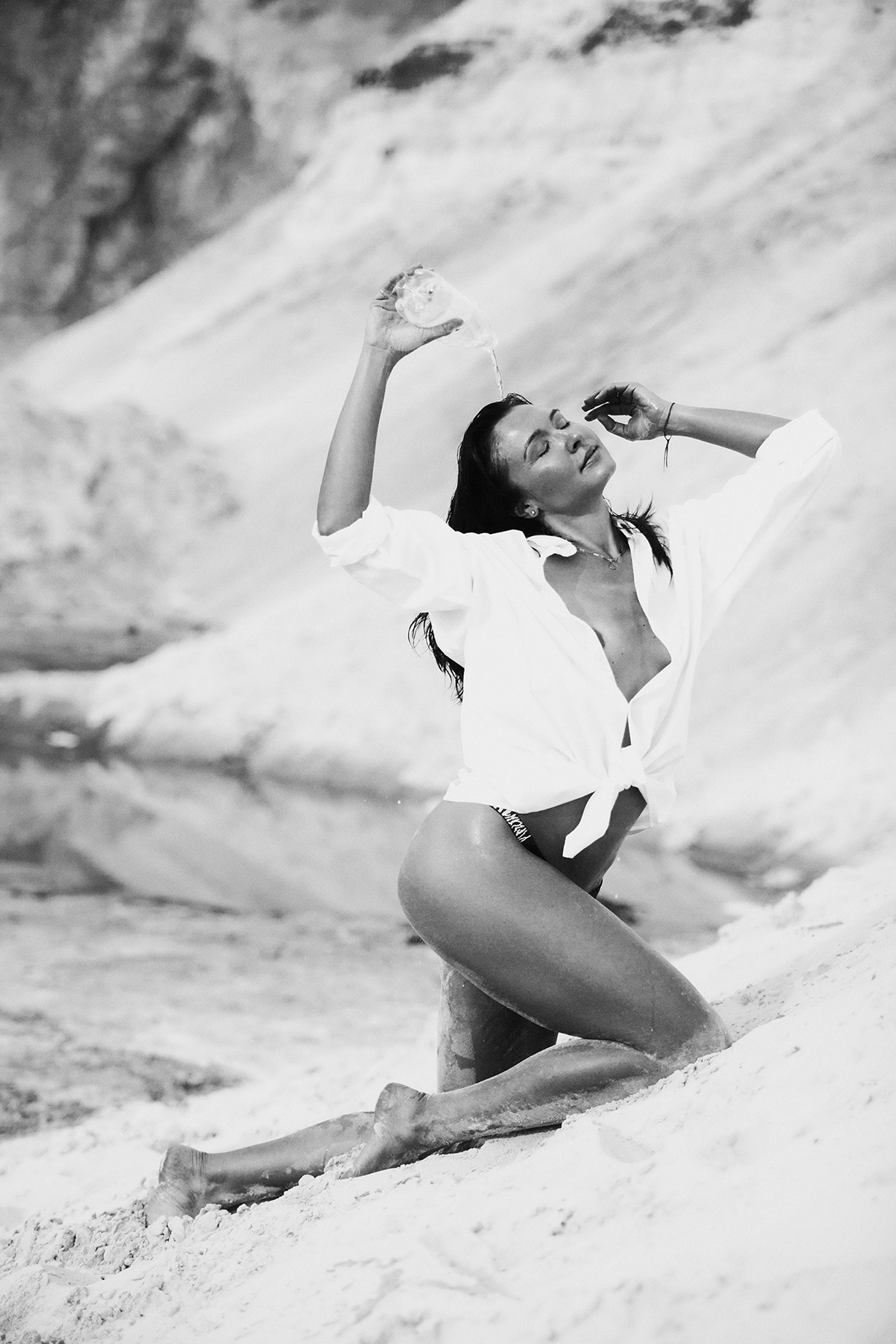 Черно-белая съемка в песке. Фотограф Продюсер в горах КБР / Москва  Нальчик Горы