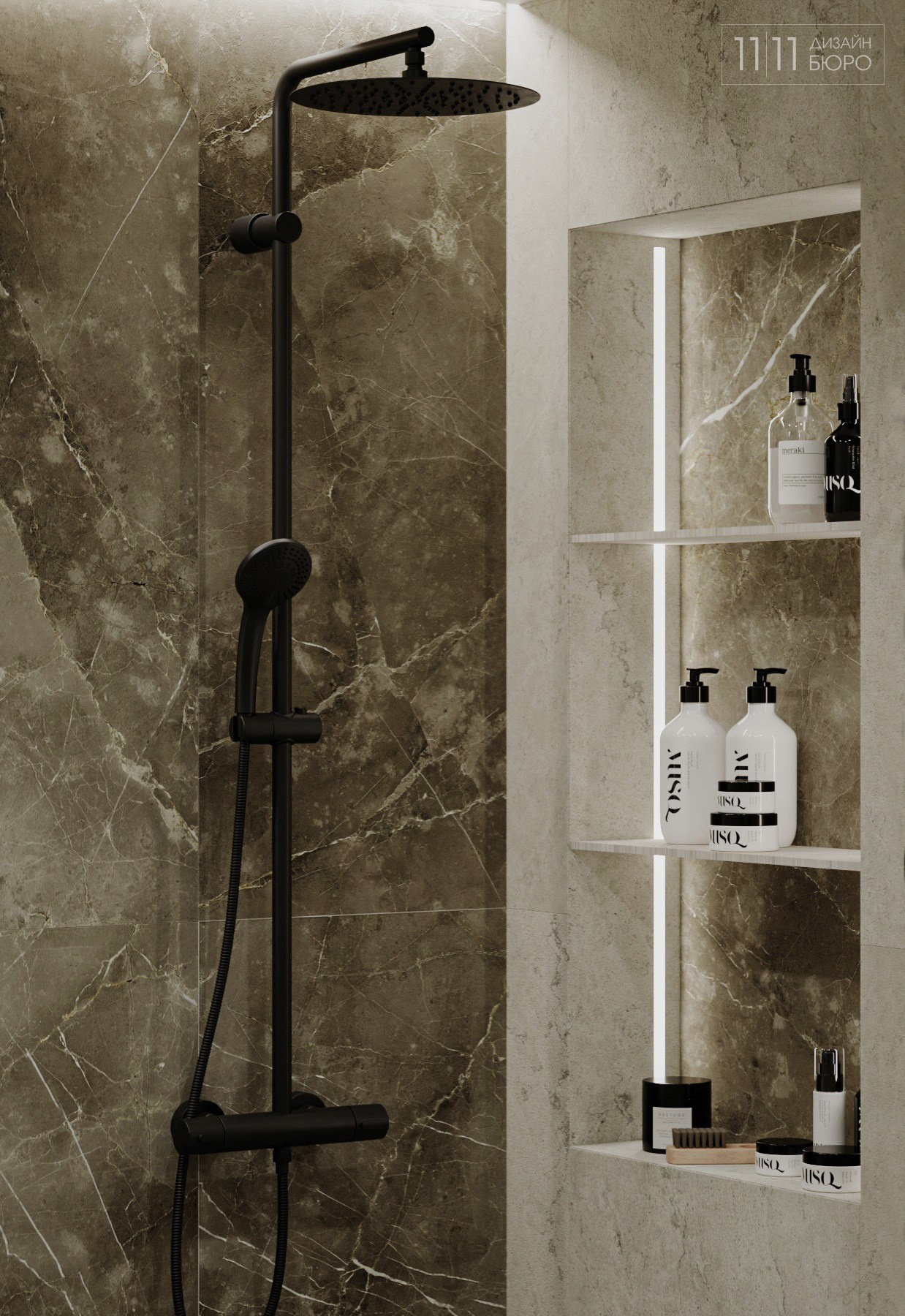 Черная сантехника и ниша с полочками в душевой