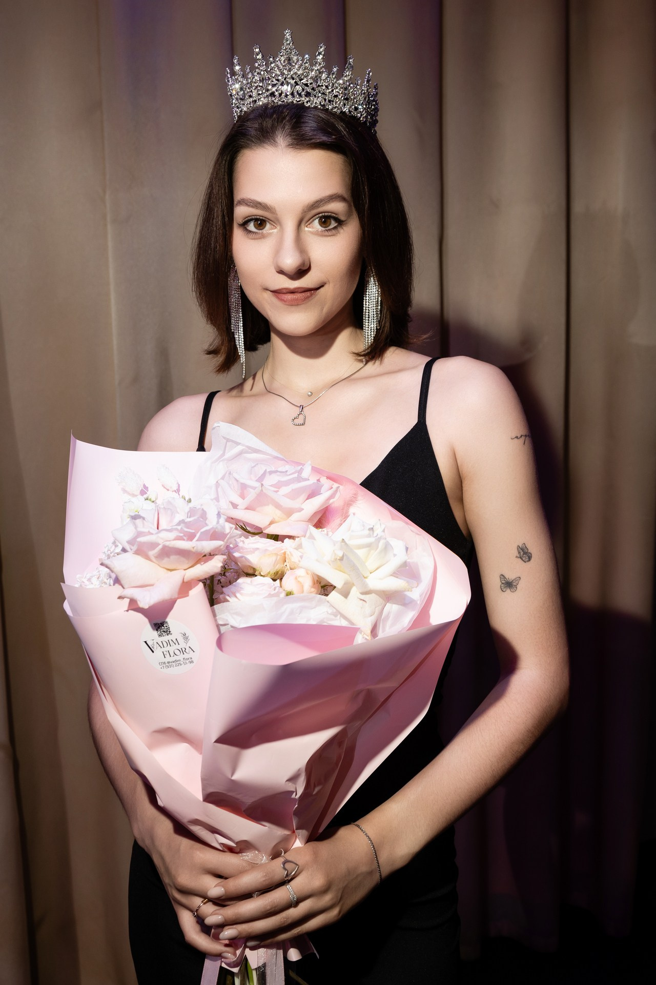 Девушка с цветами и короной на голове