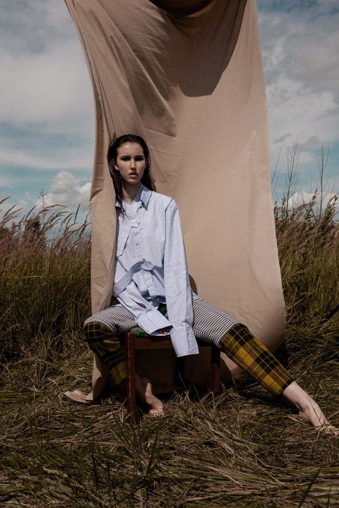 Девушка на поле на фоне ткани