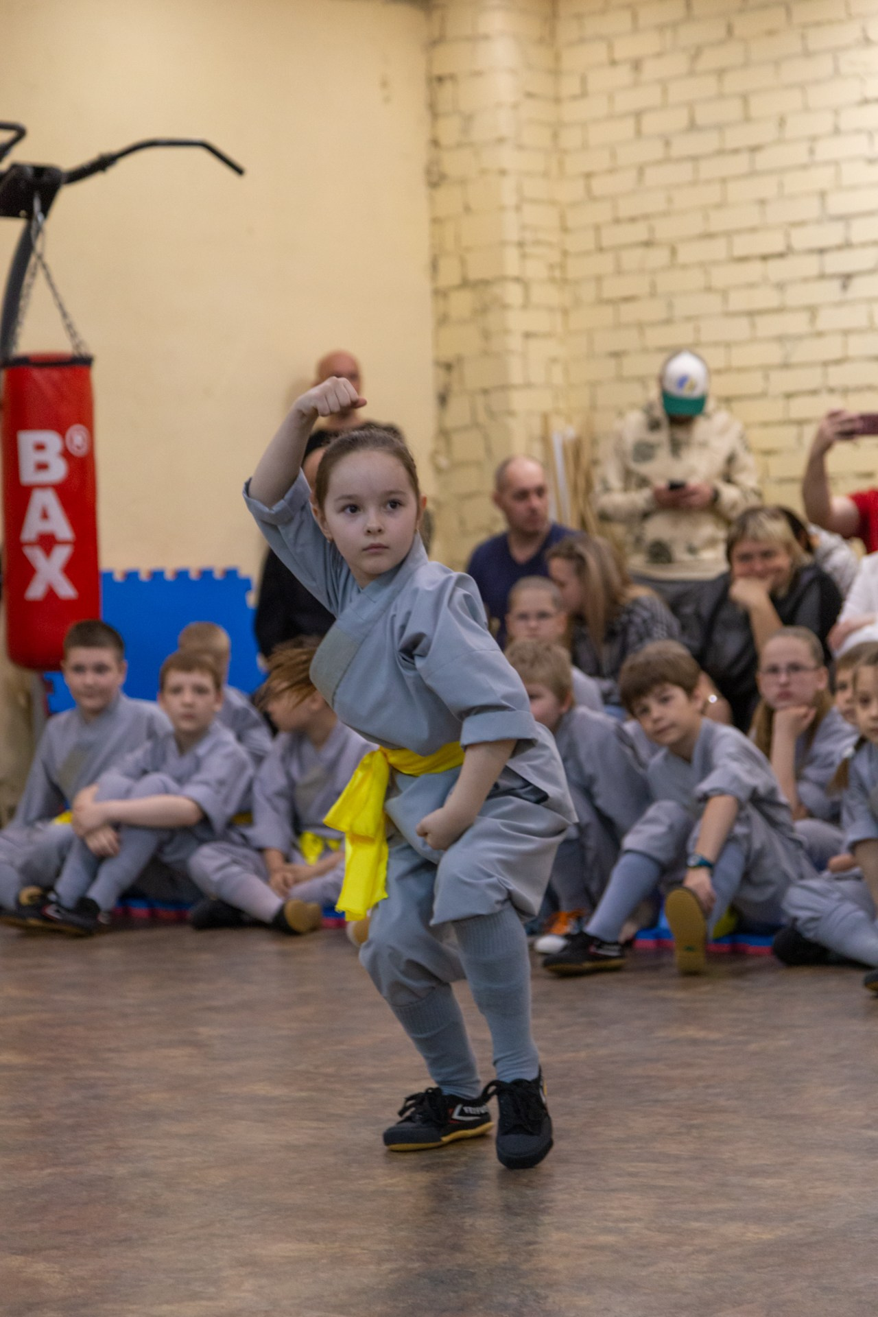 Маленькая девочка на соревнованиях. Боевые искусства маленькая девочка. Выступление ребенка.