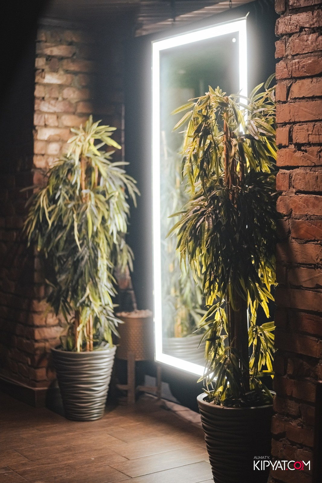 РЕСТО-БАР СКАНДАЛИСТЪ. КИПЯТКОМ АЛМАТЫ!