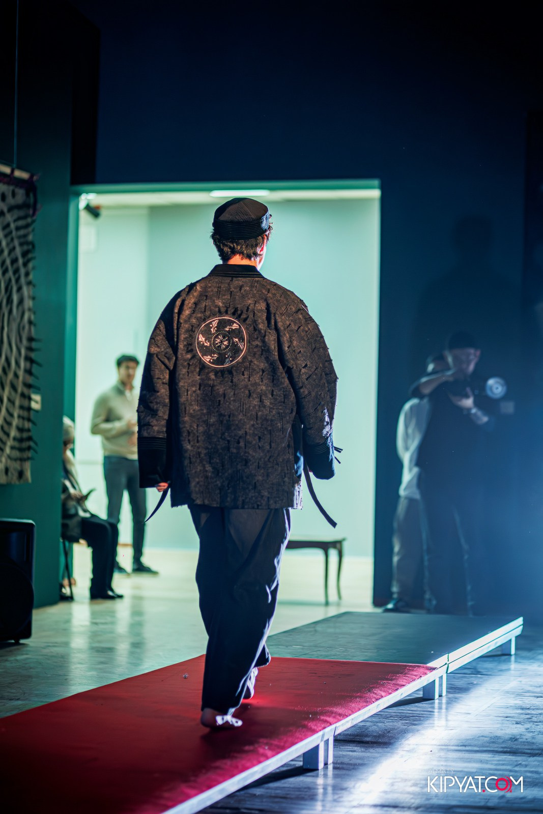 FASHION ПОКАЗ, КАЗАХСКОЙ НАЦИОНАЛЬНОЙ ОДЕЖДЫ. КИПЯТКОМ АЛМАТЫ!