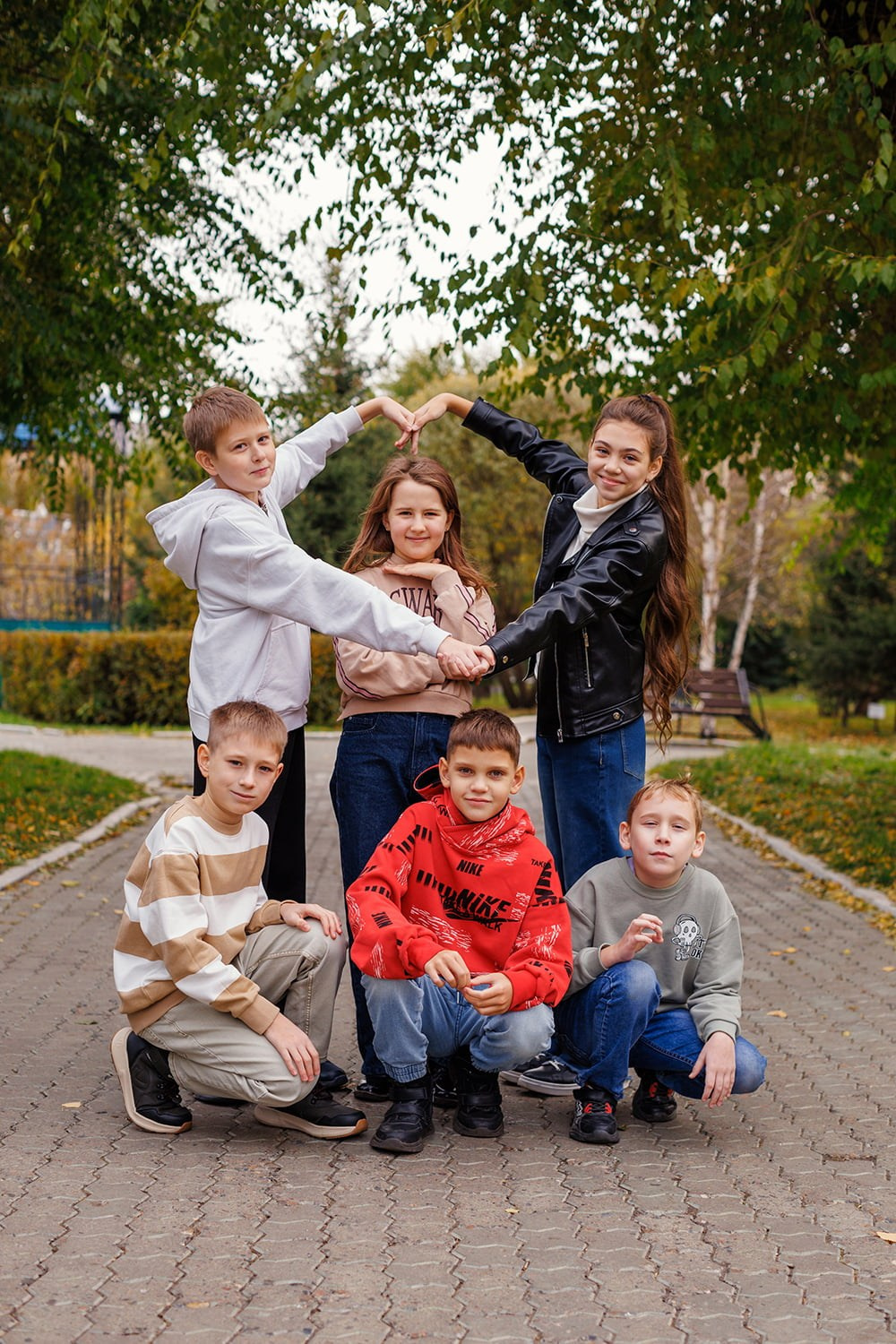 Осенняя съёмка для 4 класса: креативные развороты в альбоме. СИГМА | Студия выпускных альбомов Красноярск