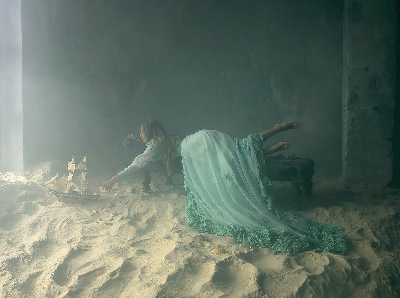 Девушка и море. Художественная винтажная фотография