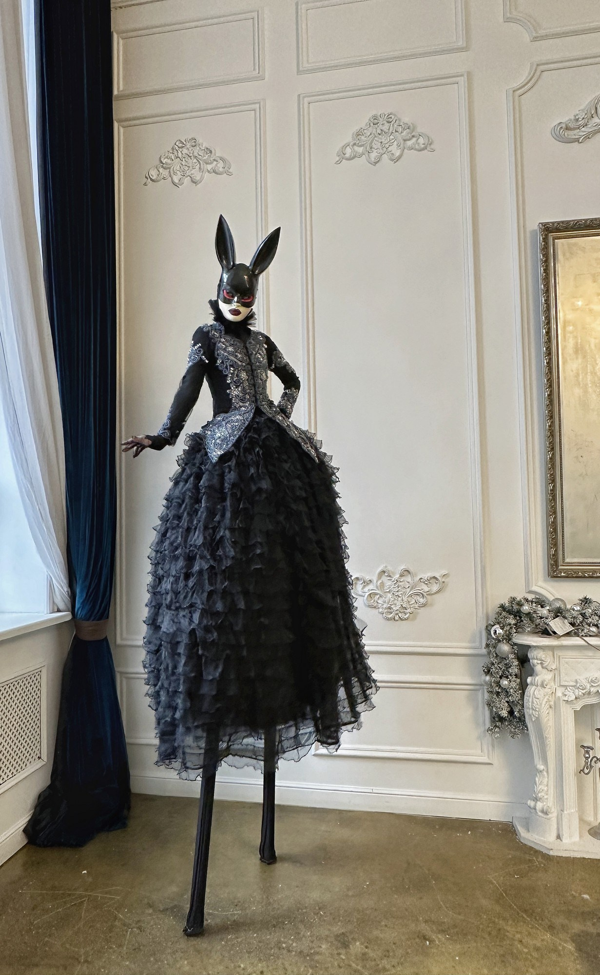 Персонаж чёрный Зайчик. Мимы и Ходулисты на встречу гостей. Москва