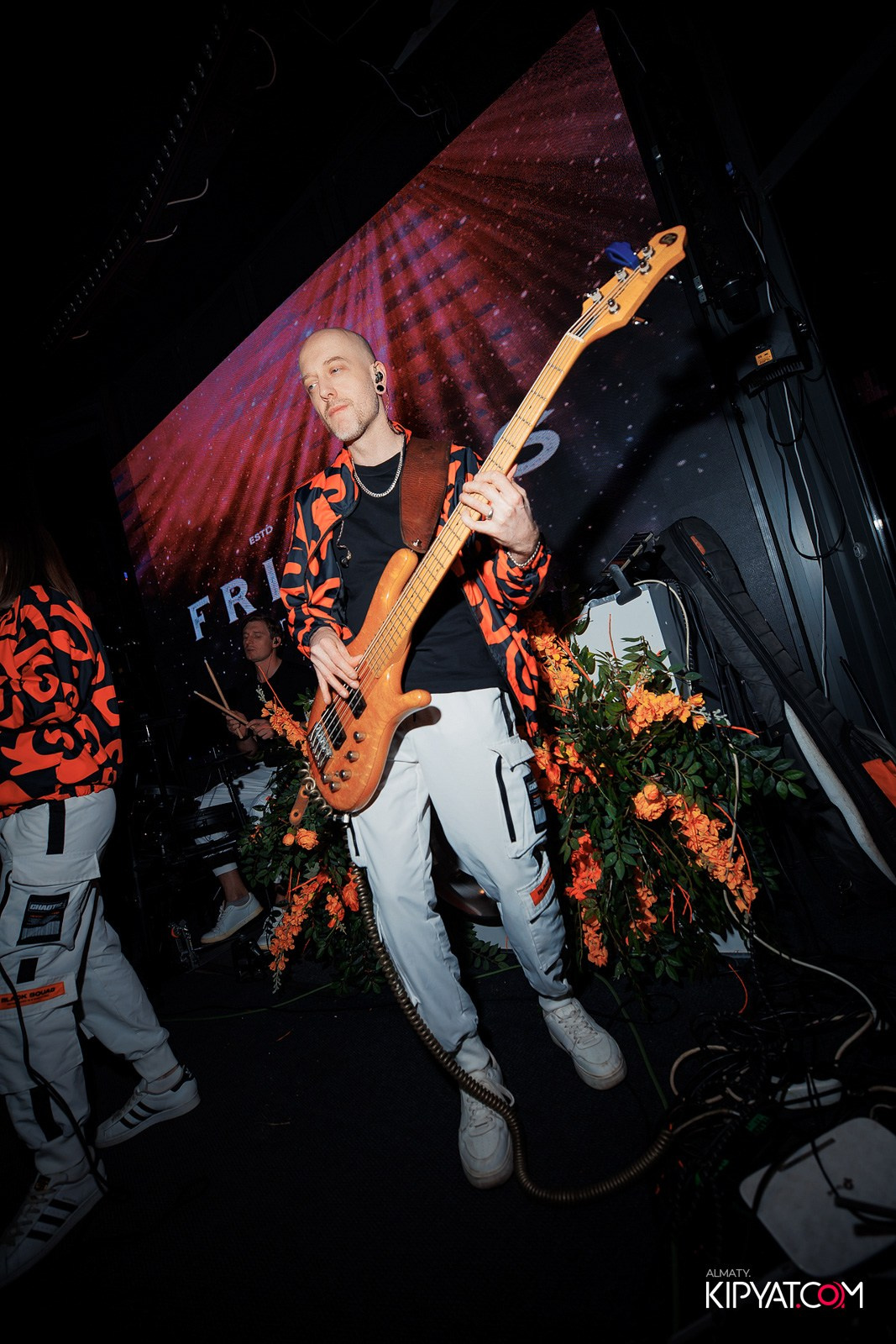 FRIENDS BAR & TERRACE. КИПЯТКОМ АЛМАТЫ!