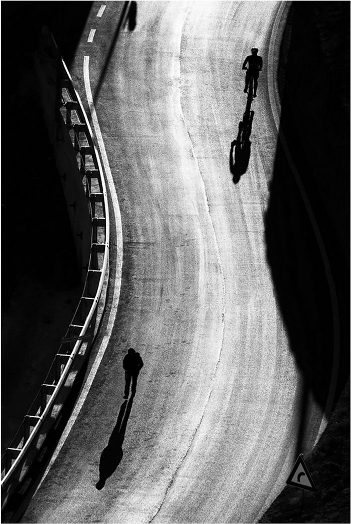 чёрно-белая графичная композиция Андо Фукса с контрастом света и тени