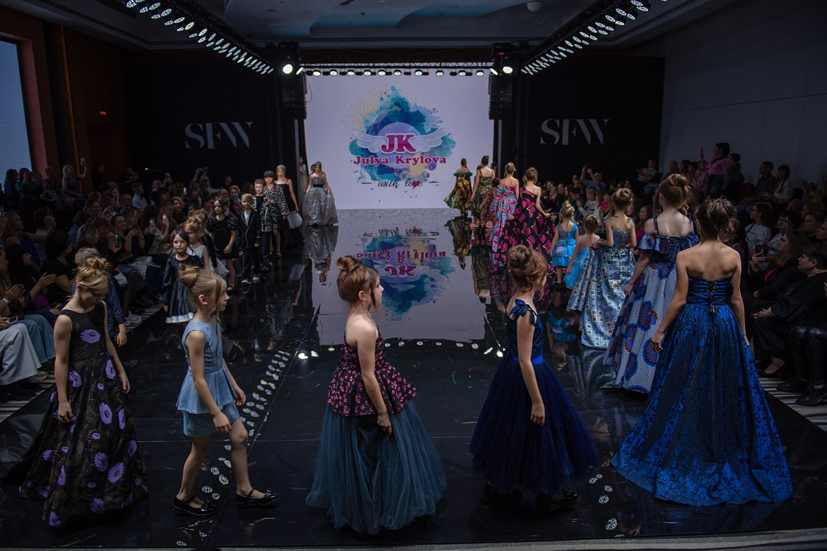 SochiFashionWeek2024 дизайнер Юлия Крылова. Семейный и коммерческий фотограф в Сочи Александр Бодунов