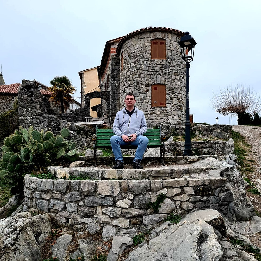 I didn't want to go out, but narrow forrest road made me hurriing. Must visit place!!!