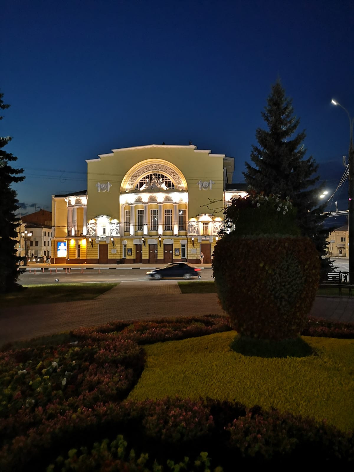 Вечером Ярославль красиво подсвечен, тянет погулять по вечерней прохладе.